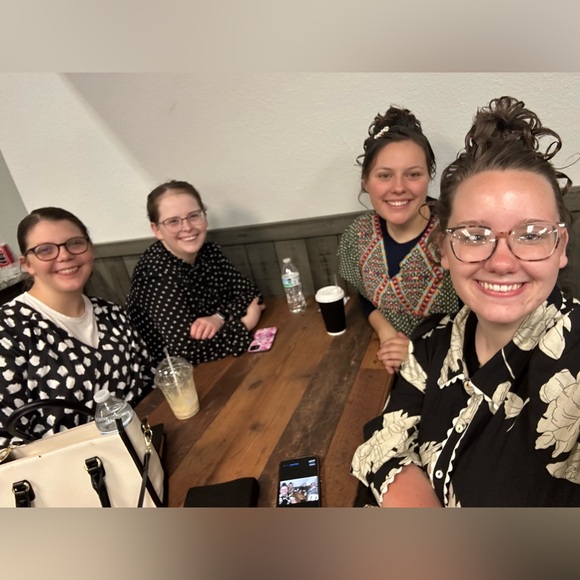 Meet your Posher, Elizabeth - Picture 3 of 8